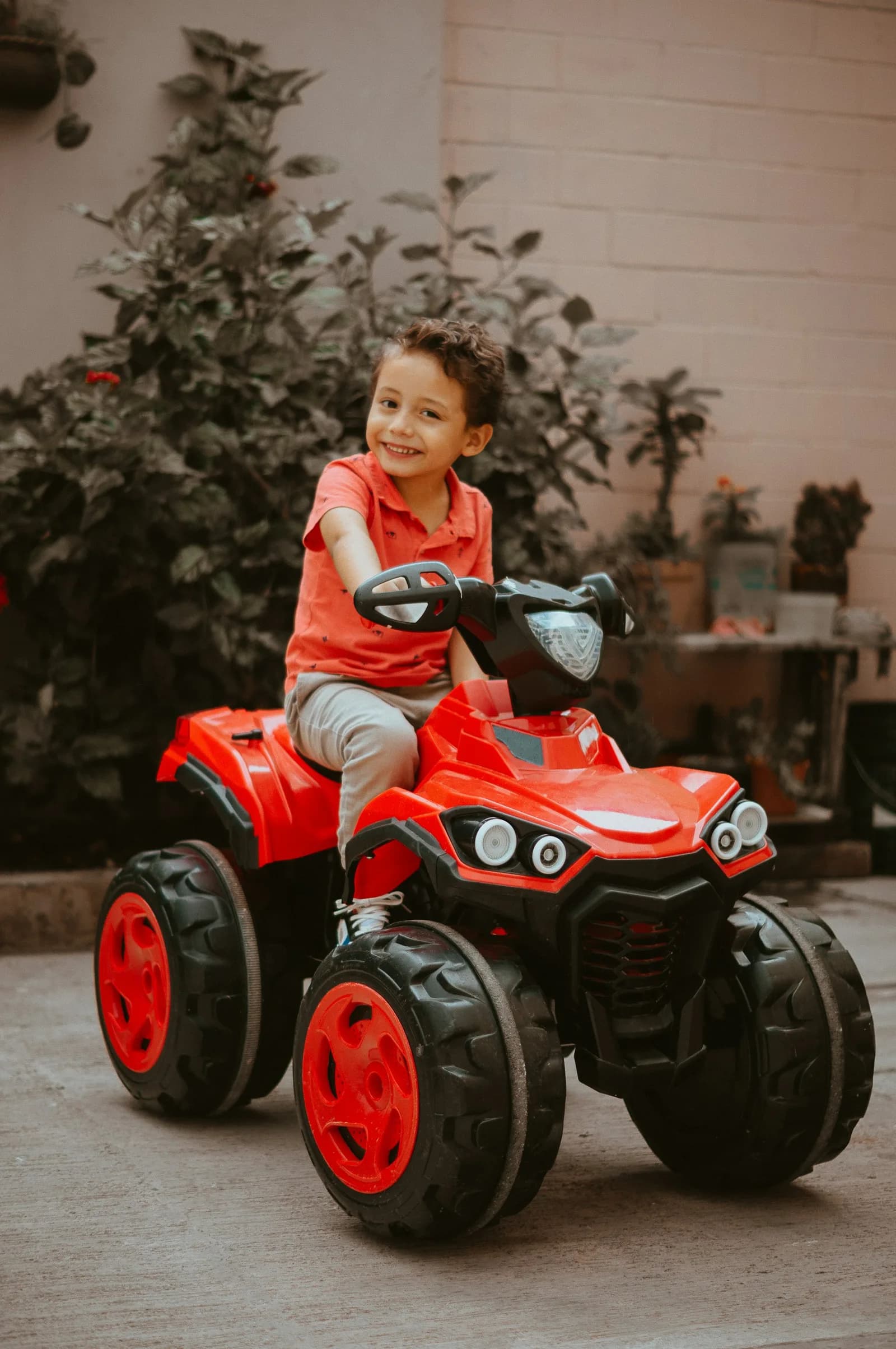 Child riding a Yamaha Raptor 90cc kids quad bike in the Dubai desert — photo 1
