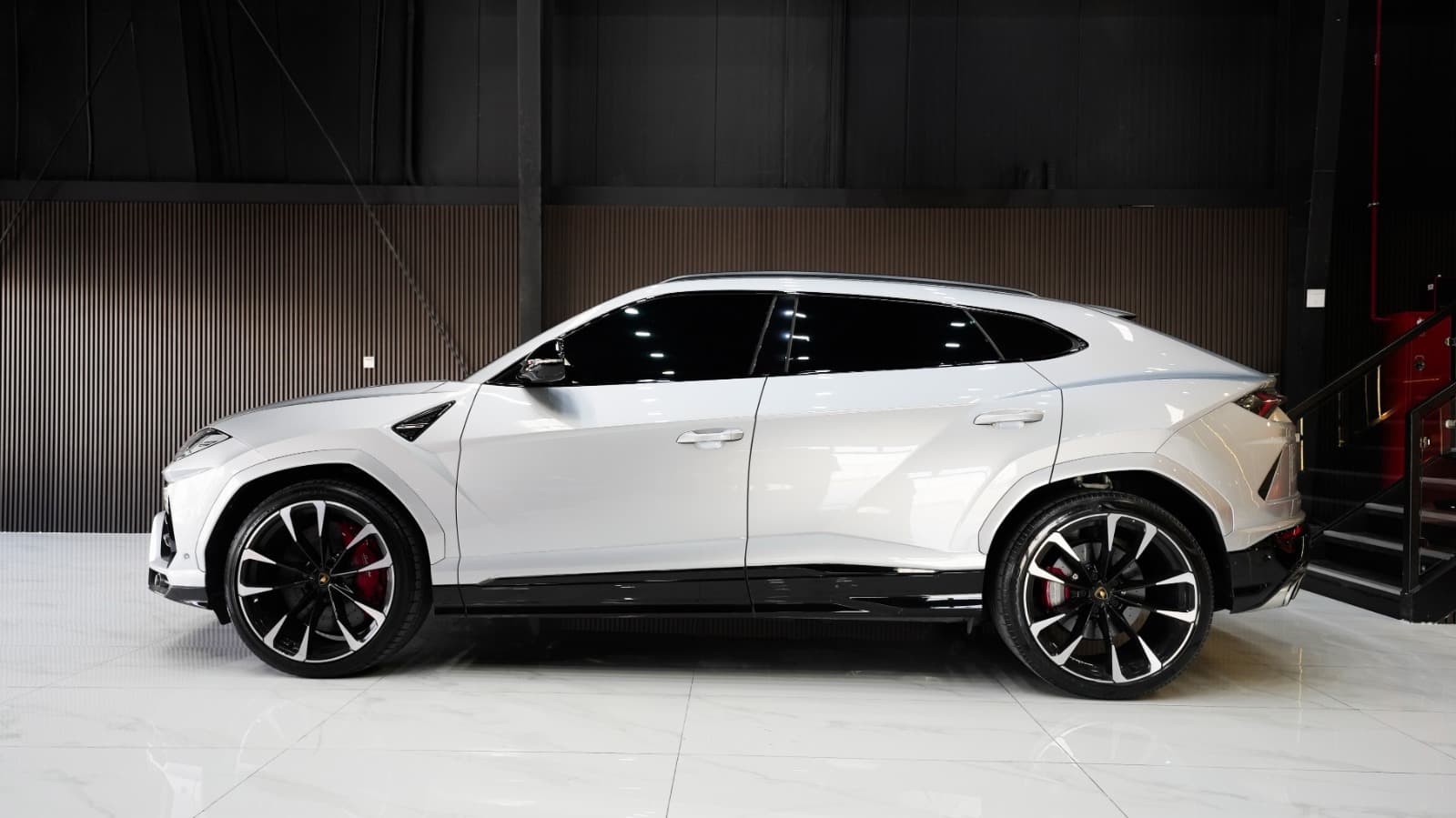 LAmborghini URUS - 2021 rental Dubai