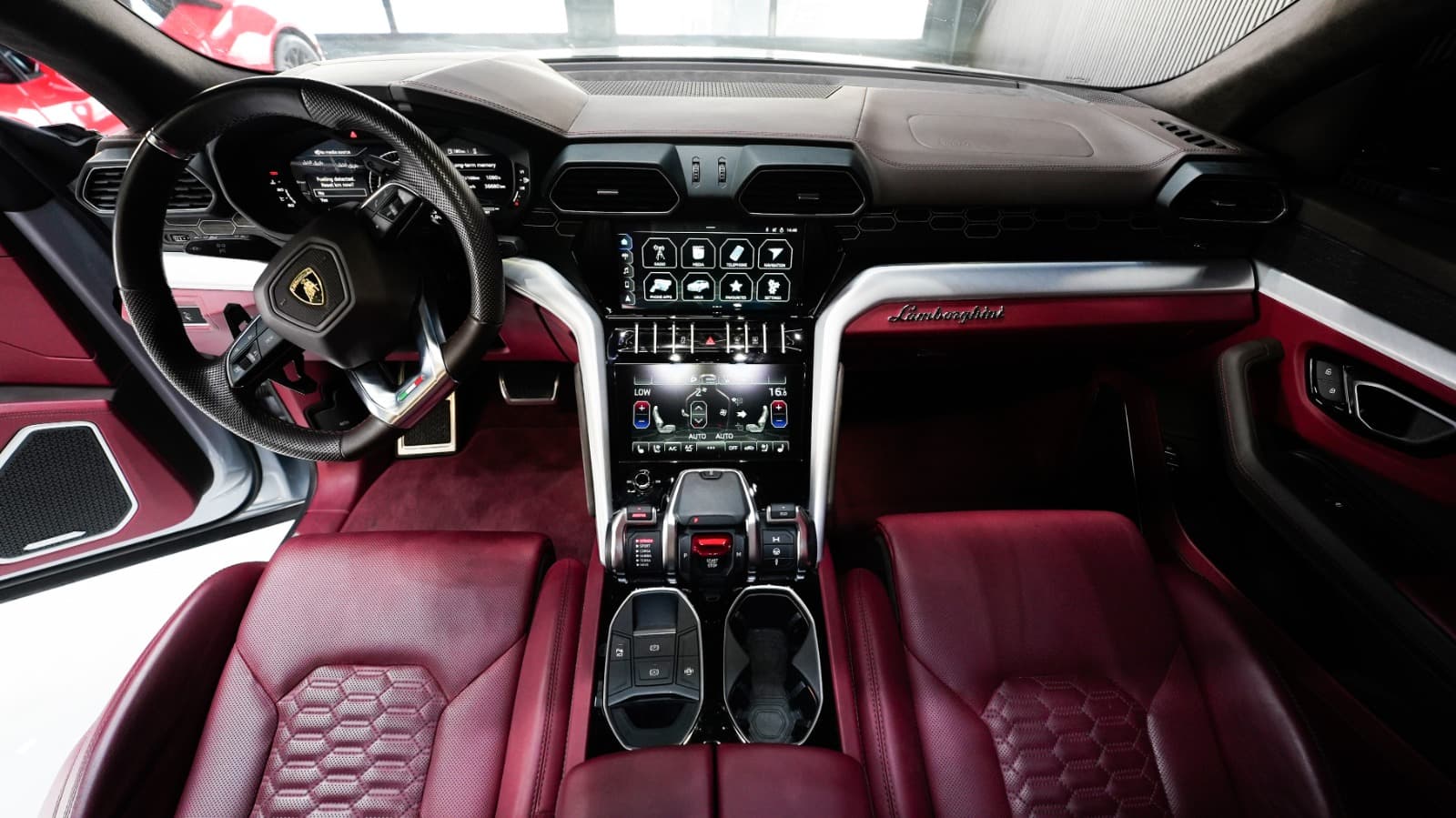 LAmborghini URUS - 2021 rental Dubai
