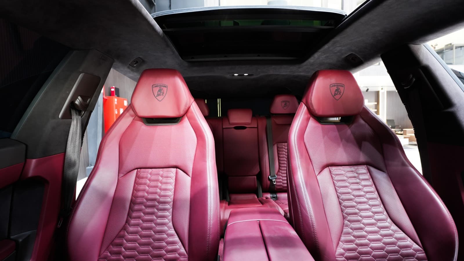 LAmborghini URUS - 2021 rental Dubai