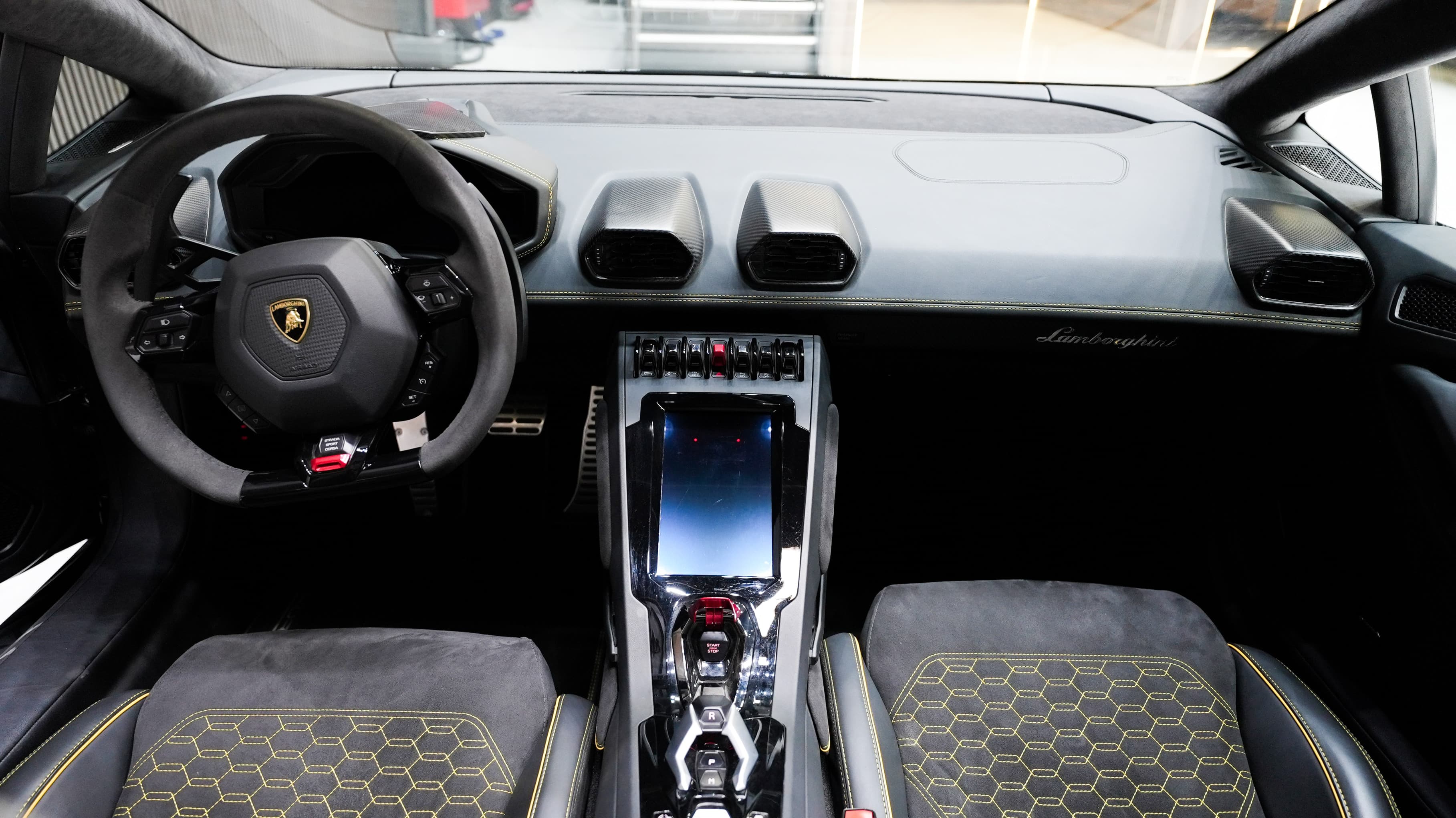 LAmborghini HURACAN Evo Spyder 2025 rental Dubai