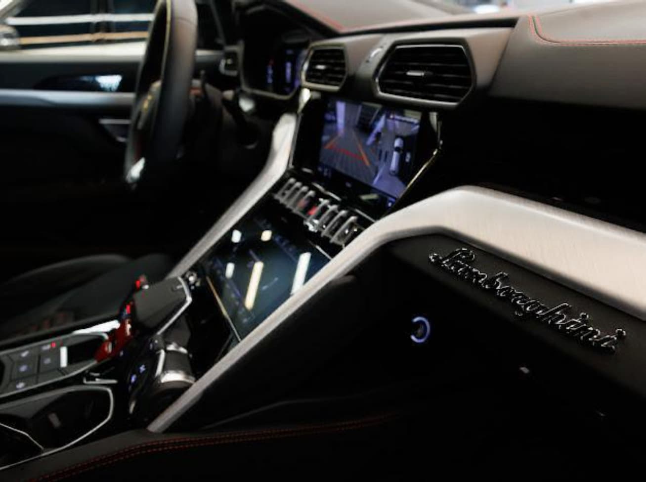 LAmborghini URUS 2025 rental Dubai