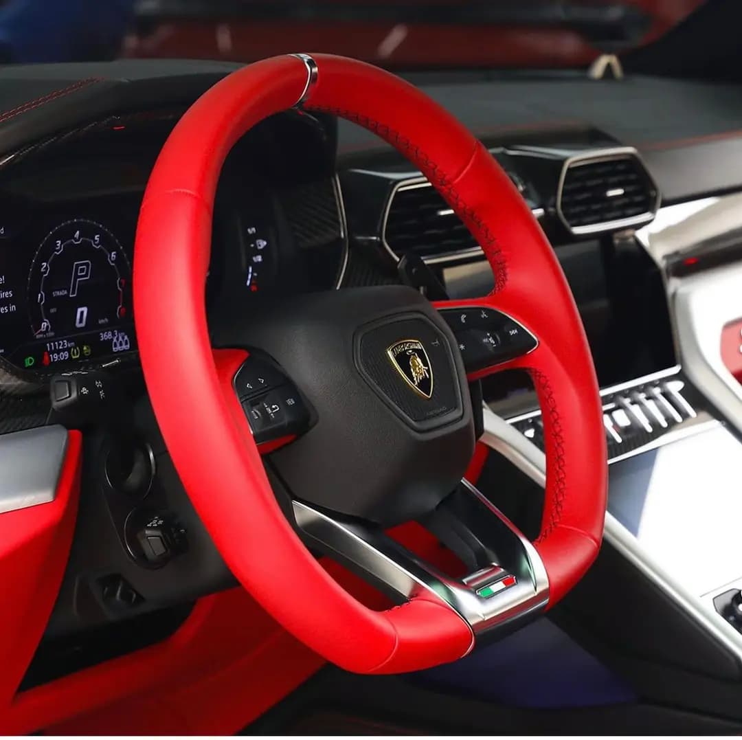 LAmborghini URUS MY20 () Black 2022 rental Dubai