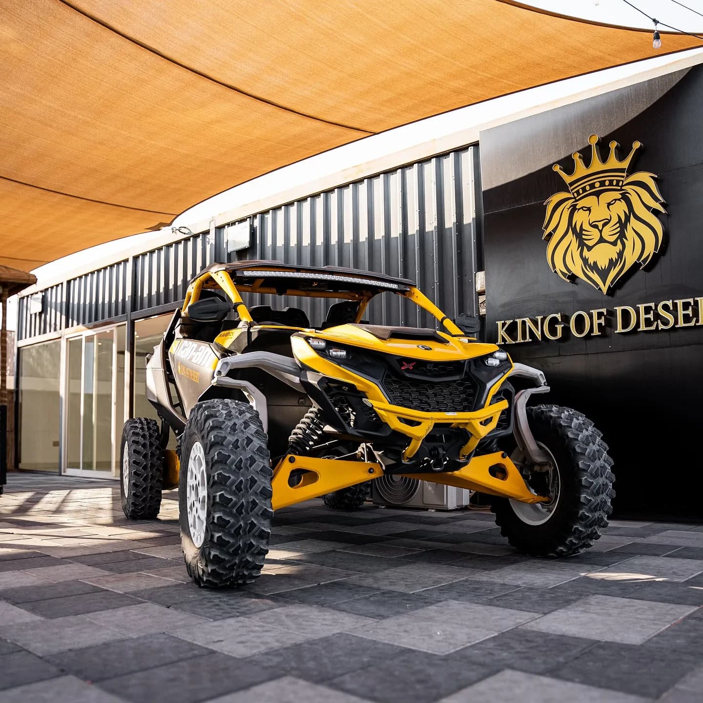 Can-Am Maverick R expose devant le showroom King of Desert