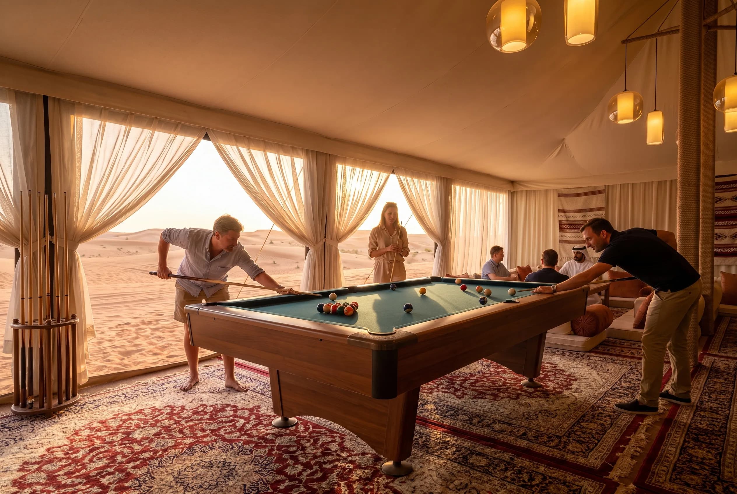Table de billard dans le salon majlis du camp King of Desert avec vue sur les dunes