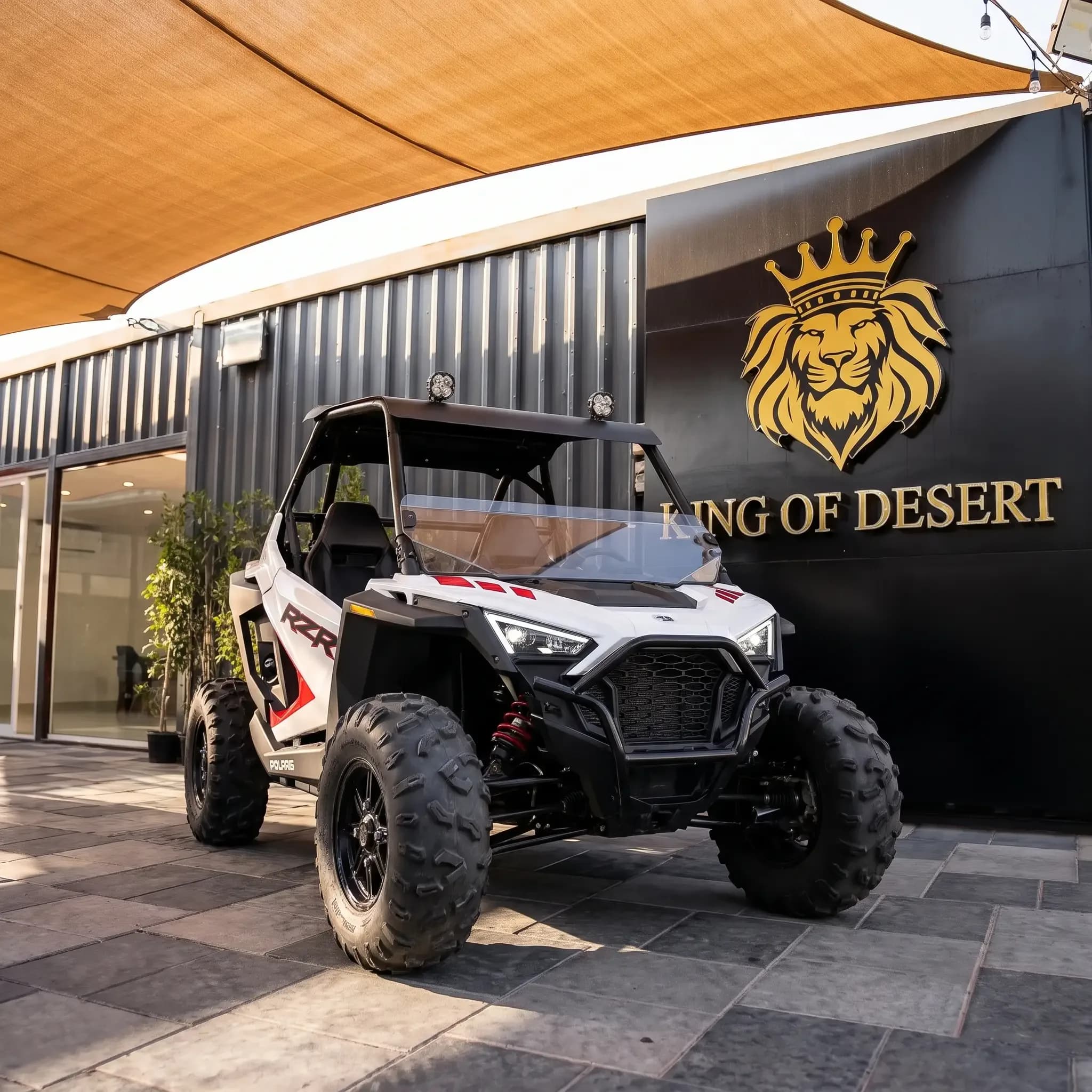 Buggy enfant Polaris RZR 200 devant le showroom King of Desert