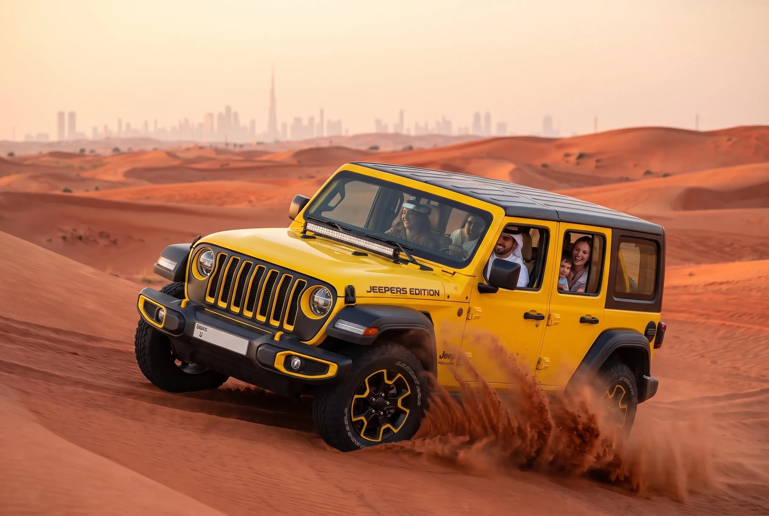 Jeep Wrangler jaune King of Desert traversant les dunes rouges avec la skyline de Dubai
